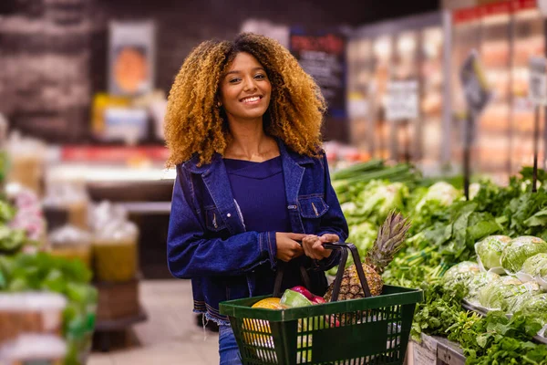 Giovane Donna Afro Comprare Verdure Supermercato — Foto Stock