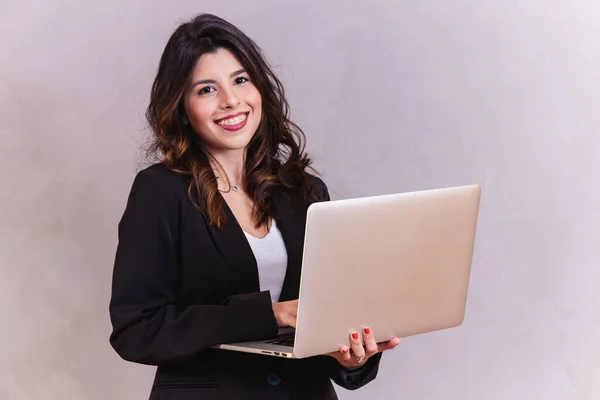 Affärskvinna Arbetar Med Sin Bärbara Dator — Stockfoto