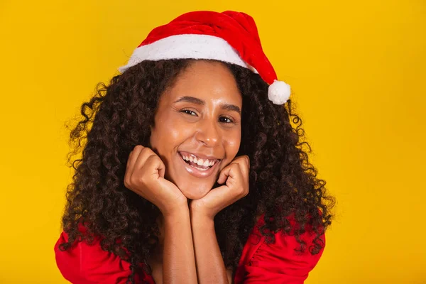 Close Mulher Afro Sorridente Com Chapéu Santa Sorrindo Para Câmera — Fotografia de Stock