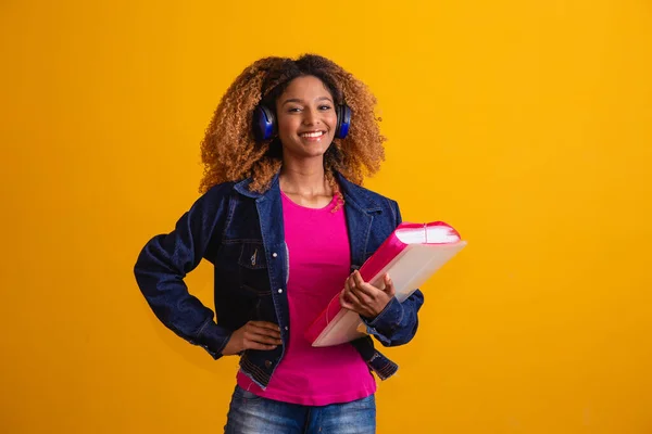 Sarı Arka Plan Kitapları Olan Genç Afro Bir Öğrenci — Stok fotoğraf