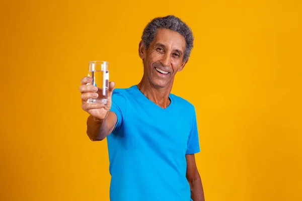 Staruszek Pijący Wodę Wody Starzec Trzymający Szklankę Wody — Zdjęcie stockowe
