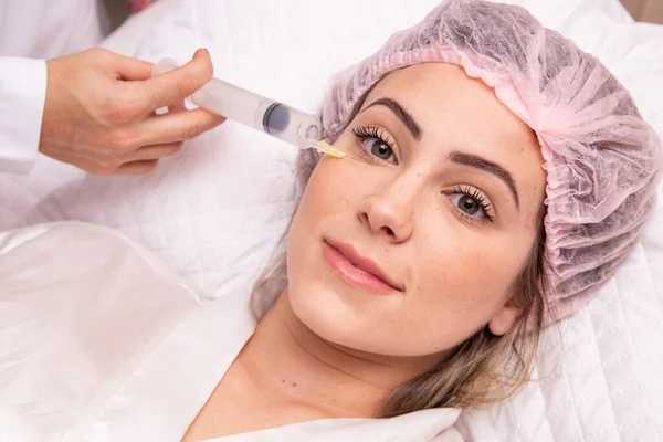 化粧品の治療にオゾンを適用する女性の閉鎖 — ストック写真