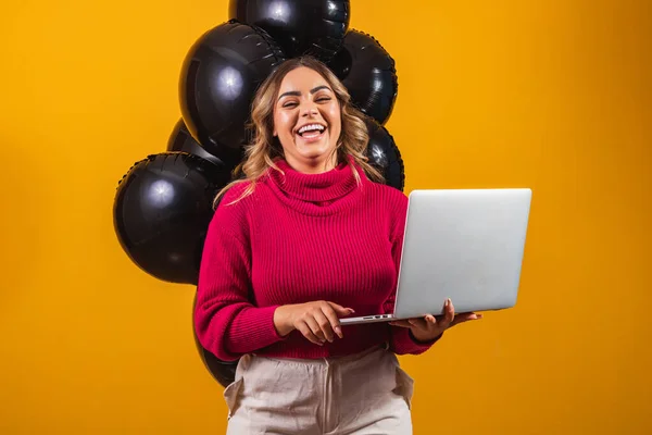Sorrindo Jovem Morena Segurando Laptop Computador Com Tela Branco Vazio — Fotografia de Stock