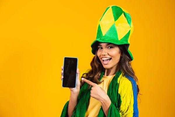 Braziliaanse Fan Portret Braziliaanse Fan Met Haar Mobiele Telefoon Verkleed — Stockfoto