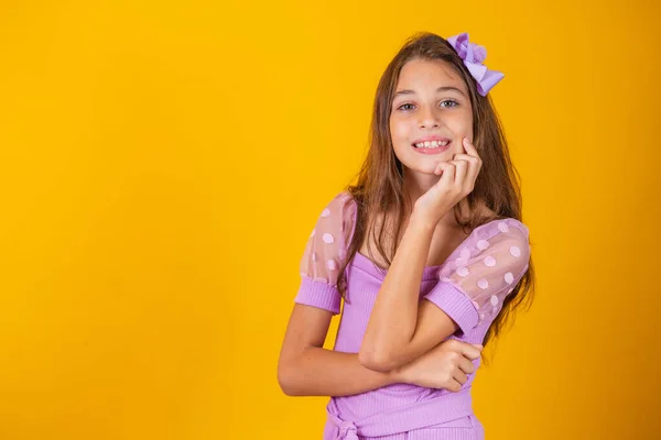 Портрет Щасливої Усміхненої Дівчинки Жовтому Тлі — стокове фото
