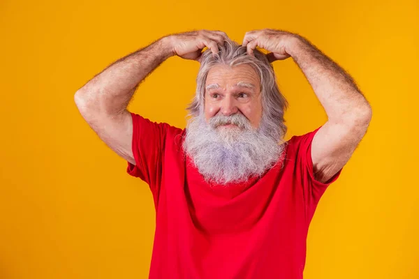 Kaşıntılı Kepek Saçlı Yaşlı Bir Adam — Stok fotoğraf