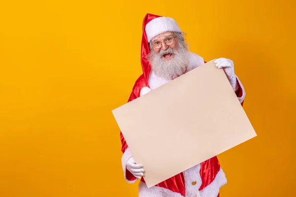 Happy Santa Claus Holding Blank Board Isolated Yellow Background Copy — Stock Photo, Image