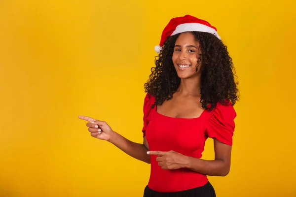 Närbild Leende Afro Kvinna Med Tomte Hatt Ler Mot Kameran — Stockfoto