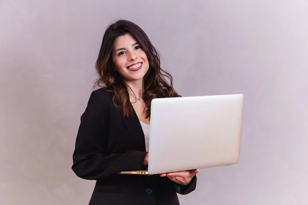 Affärskvinna Arbetar Med Sin Bärbara Dator — Stockfoto
