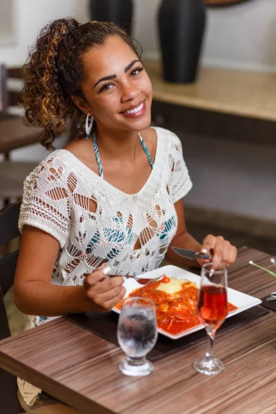 Vrouw Eet Een Heerlijk Gerecht Van Vlees Noedels Parmigiana — Stockfoto