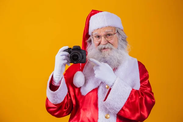 Papai Noel Segurando Câmera Vintage Retrato Isolado Sobre Fundo Amarelo — Fotografia de Stock