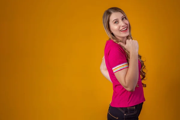 Ridere Bruna Donna Shirt Guardando Indicando Con Pollice Sfondo Giallo — Foto Stock