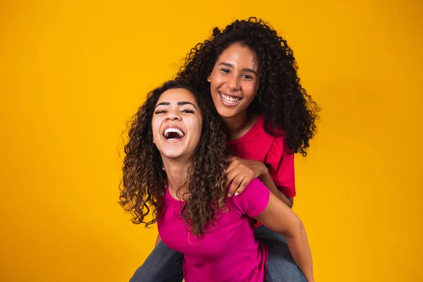 Twee Mooie Afro Vrienden Omhelsd Concept Van Beste Vrienden Zussen — Stockfoto