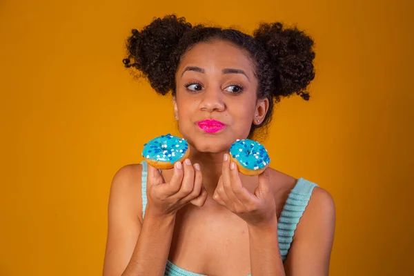 Милая Афро Девушка Держит Два Красочных Пончика Афро Женщина Пончиками — стоковое фото