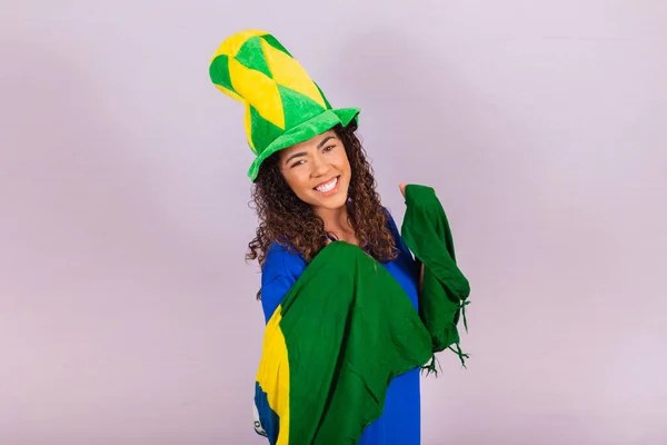 ブラジルのファン 肖像画にブラジルの国旗 サッカーやサッカーの試合を祝うブラジルのファンを背景にしている ワールドカップ — ストック写真