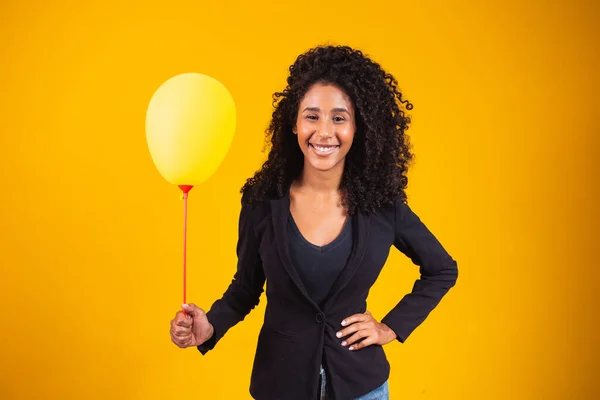 Balonu Tutan Genç Afro Kadın Mesaj Atmak Için Boş Yeri — Stok fotoğraf