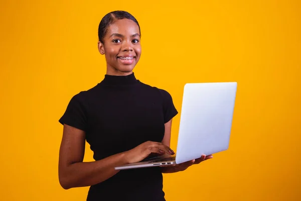 Afro Mujer Negocios Que Trabaja Línea Con Ordenador Portátil —  Fotos de Stock