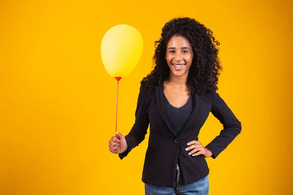 一个年轻的非洲女人拿着一个气球 有空白处放文字 — 图库照片