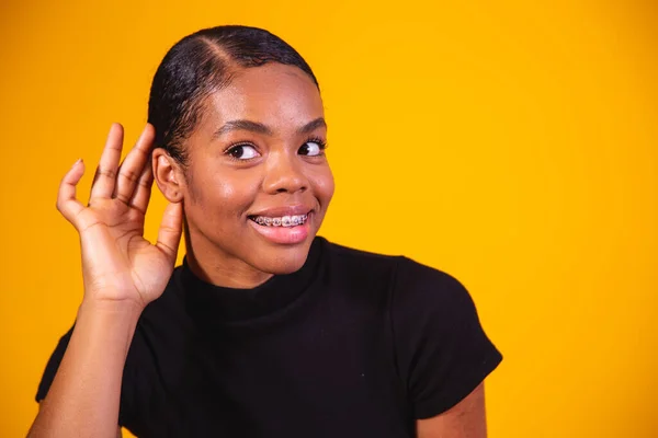 Skvallerkoncept Nyfiken Ung Afro Kvinna Håller Hand Nära Örat Försöker — Stockfoto