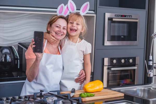 Klein Meisje Met Haar Moeder Koken Voor Pasen — Stockfoto