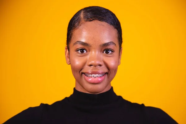 Primer Plano Mujer Afro Sonriendo Sobre Fondo Amarillo — Foto de Stock
