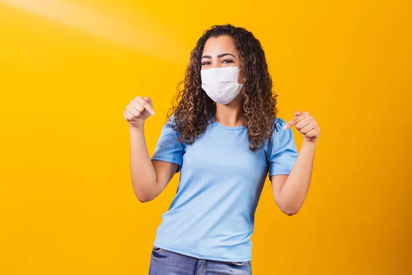 Jonge Vrouw Met Coronavirus Beschermend Masker Wijzend Haar Shirt — Stockfoto