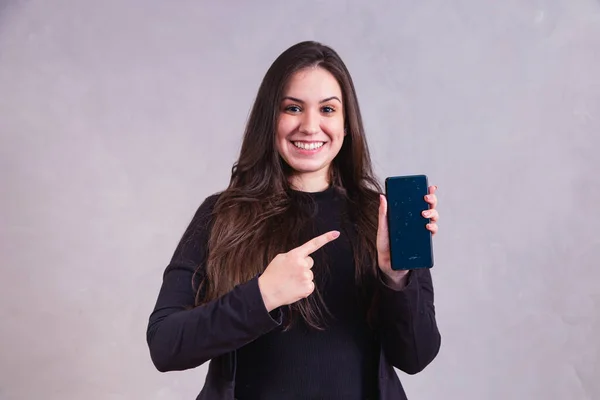 Vit Kvinna Pekar Mobiltelefon Med Utrymme För Text Grå Bakgrund — Stockfoto