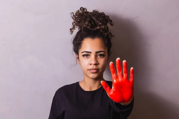 Boyasıyla Kırmızıya Boyanmış Bir Afro Kadın — Stok fotoğraf