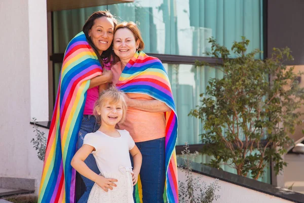 Посміхаючись Лесбійській Парі Своєю Прийомною Донькою Гей Сім Lgbt Прапором — стокове фото