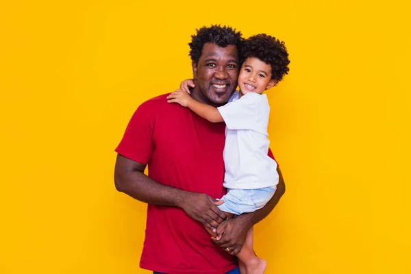 黄色の背景に父とアフロの息子笑顔 父の日のコンセプト — ストック写真