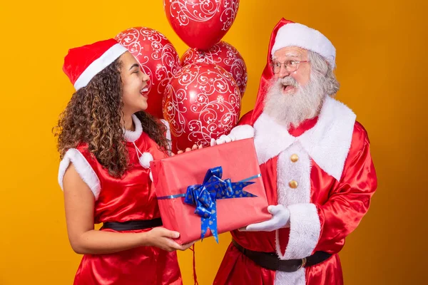 Real Santa Con Ayudante Noelete Sosteniendo Regalo Navidad Del Niño —  Fotos de Stock