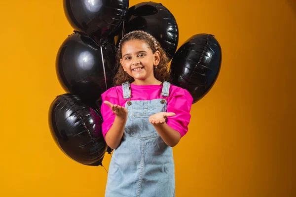 Усміхнена Дівчинка Чорними Кульками Чорну Ятницю Фестиваль Низької Ціни — стокове фото