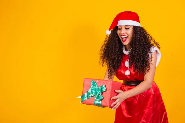 Young Noelete Dressed Christmas Holding Gift Yellow Background — Stock Photo, Image