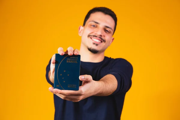 Retrato Menino Segurando Passaporte Brasileiro Suas Mãos Conceito Viagem Migração — Fotografia de Stock