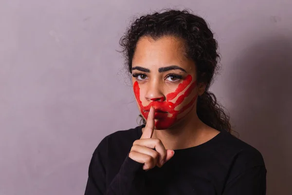 沈黙のサインを口に指で女性 家庭内暴力 — ストック写真