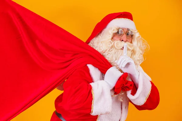 黄色背景的圣诞老人背着装有礼物的背包 背包后面有空余的文字空间 圣诞节的活动 — 图库照片