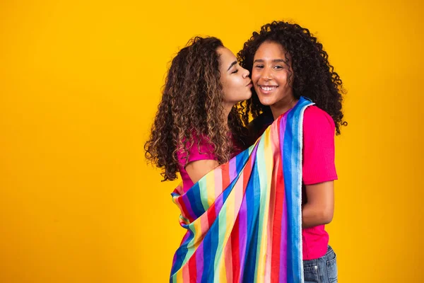 Casal Lésbicas Mulher Com Gay Orgulho Bandeira Amarelo Fundo — Fotografia de Stock