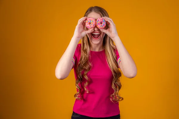 Sarı Arka Planda Donutları Olan Genç Bir Sarışın — Stok fotoğraf