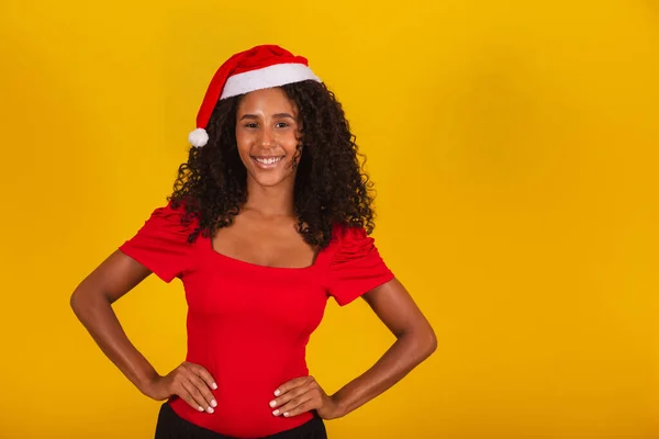 笑着年轻的非洲裔美国女人戴着圣诞帽被隔离在黄色的墙壁背景 工作室的肖像 2021年新年快乐庆祝节日的理念 模拟复制空间 — 图库照片
