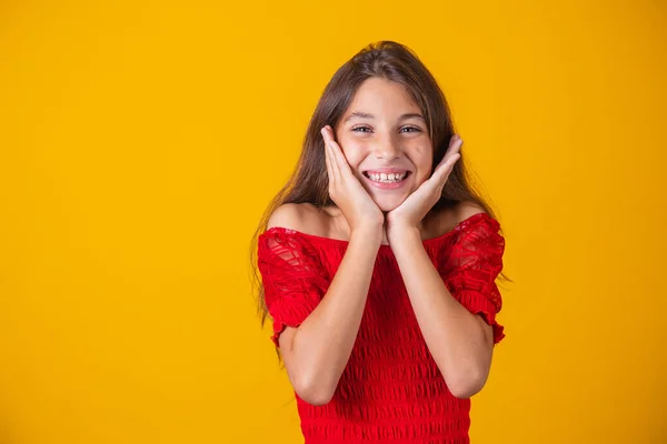 Sarı Arka Planda Gülümseyen Sevimli Küçük Kız — Stok fotoğraf