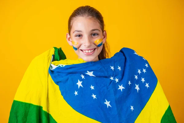 Brasilian Jalkapallojoukkueen Kannattaja Kaunis Pieni Tyttö Hurraa Hänen Tiiminsä Keltaisella — kuvapankkivalokuva