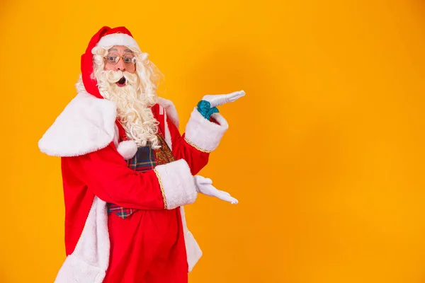 Santa Claus Ukazuje Stranu Prostorem Pro Text — Stock fotografie