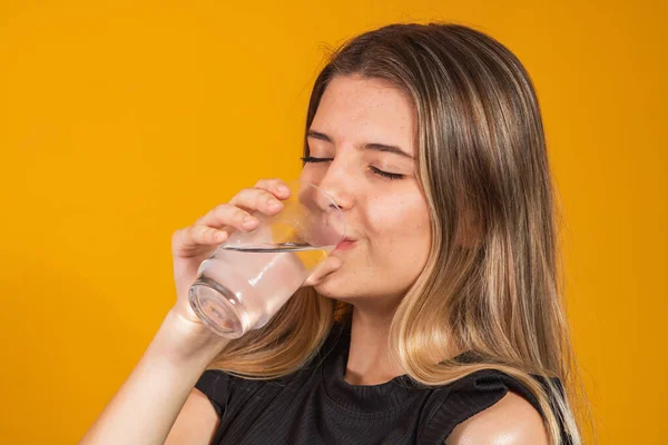 Jovem Menina Loira Ficando Hidratada Água Potável — Fotografia de Stock