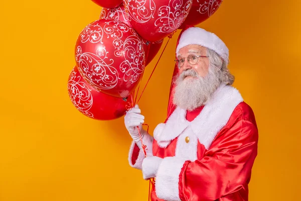 Santa Claus Żółtym Tle Gospodarstwa Czerwone Balony — Zdjęcie stockowe