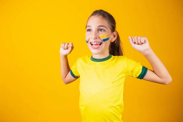 Mooi Klein Meisje Dat Haar Team Steunt Een Gele Achtergrond — Stockfoto