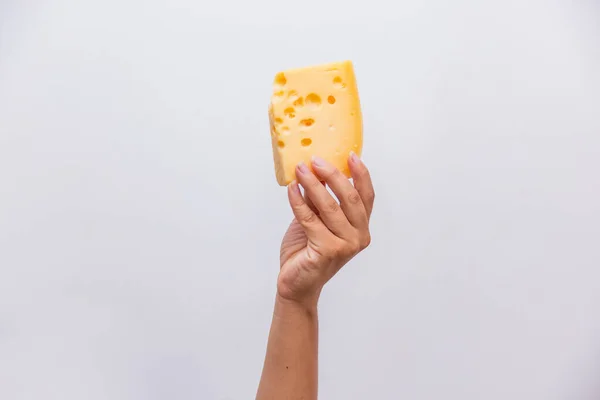 Yakın Plan Çekimde Bir Parça Temel Peyniri Tutarken — Stok fotoğraf