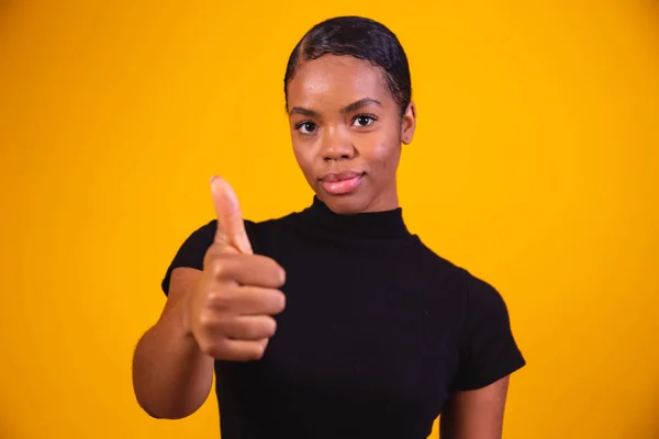 Negro Mujer Sobre Amarillo Pared Dando Pulgar Hacia Arriba Gesto — Foto de Stock