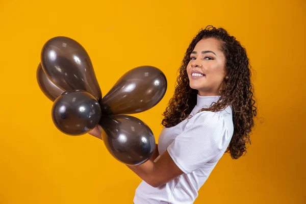 Mladá Žena Slaví Své Narozeniny Partou Vzduchových Balónů — Stock fotografie