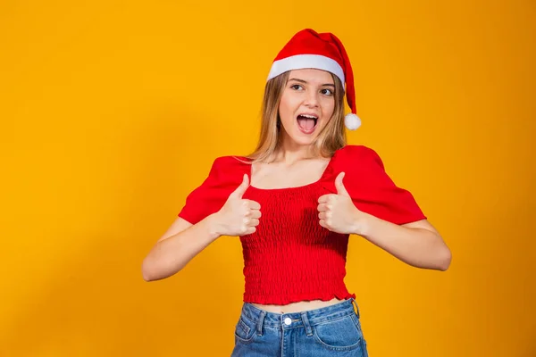 Porträtt Glad Kvinna Visar Tummen Upp Bär Jultomten Hatt — Stockfoto