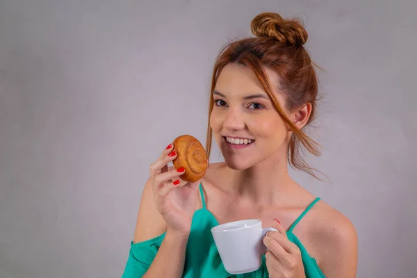 Young Redhead Eating Donuts Drinking Tea Afternoon Coffee — Stock Photo, Image